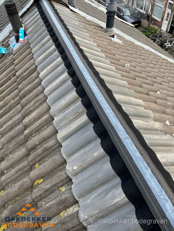 Nokvorst met Monier ventilatie op schuin pannendak in Bodegraven Nokvorst met Monier ventilatie op schuin pannendak in Bodegraven