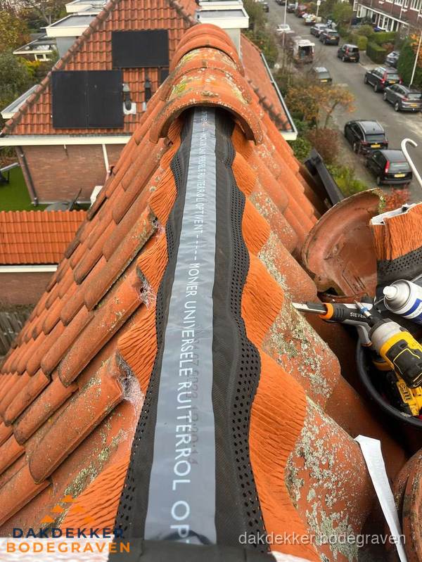 Dakdekker vervangt nokvorst met ruiterrol op pannendak in Bodegraven Dakdekker vervangt nokvorst met ruiterrol op pannendak in Bodegraven
