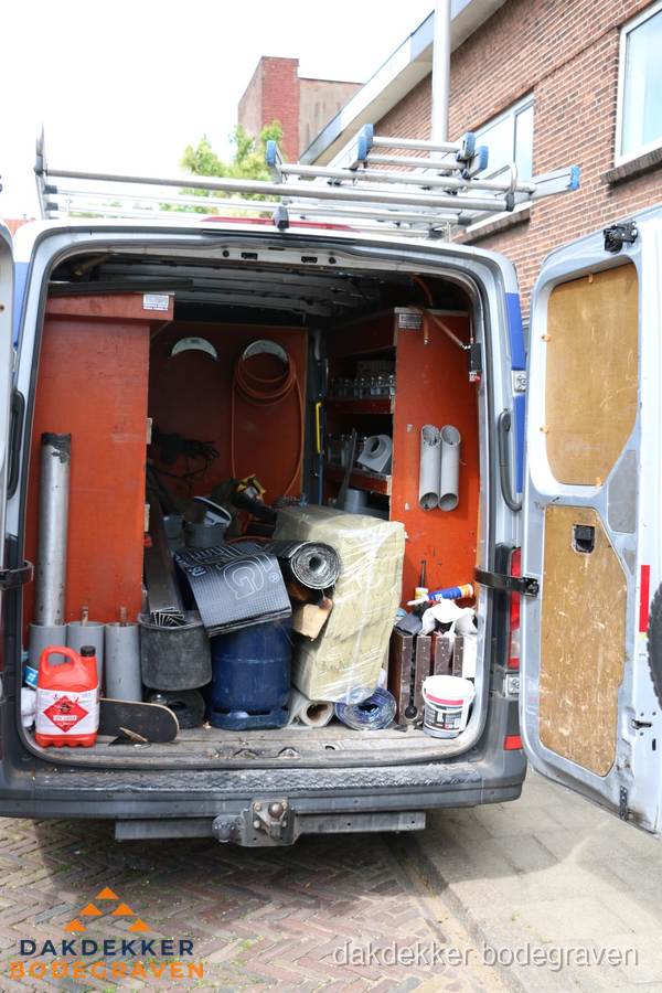 Bedrijfsbus van dakdekker met gereedschap en materialen in Bodegraven Bedrijfsbus van dakdekker met gereedschap en materialen in Bodegraven