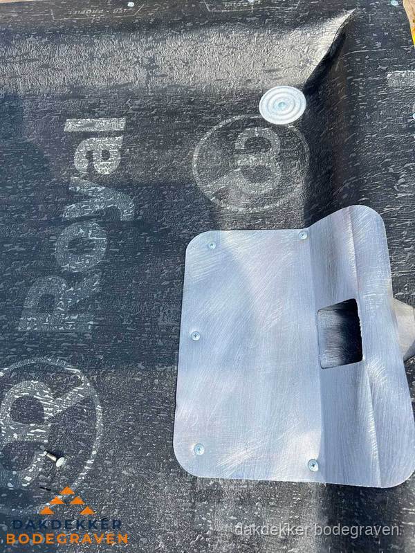 Dakgoot aansluiting op bitumen dak in Bodegraven Dakgoot aansluiting op bitumen dak in Bodegraven