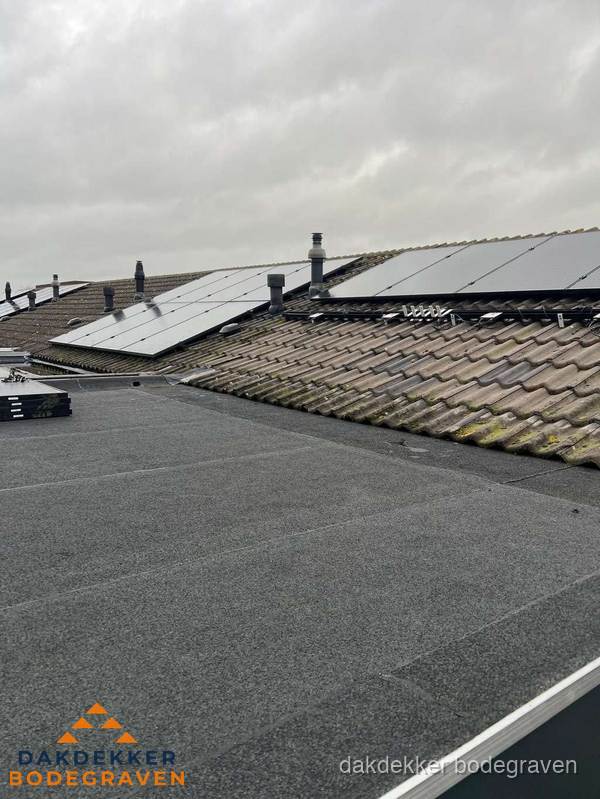 Bitumen dakbedekking op plat dak met aansluitend pannendak en zonnepanelen in Bodegraven Bitumen dakbedekking op plat dak met aansluitend pannendak en zonnepanelen in Bodegraven