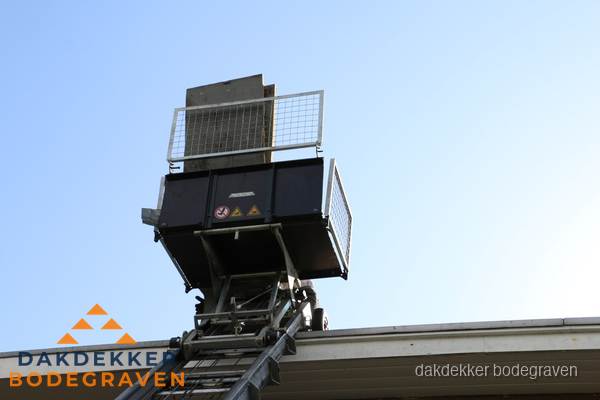Dakdekkerslift voor materiaal transport bij dakwerkzaamheden in Bodegraven Dakdekkerslift voor materiaal transport bij dakwerkzaamheden in Bodegraven