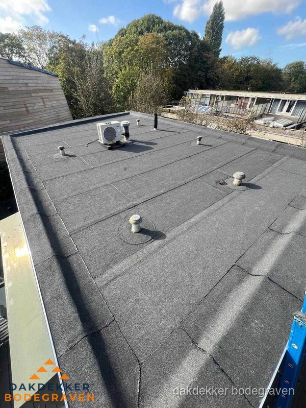 Kosten dakdekker: afgewerkt plat bedrijfsdak met bitumen in Bodegraven Kosten dakdekker: afgewerkt plat bedrijfsdak met bitumen in Bodegraven