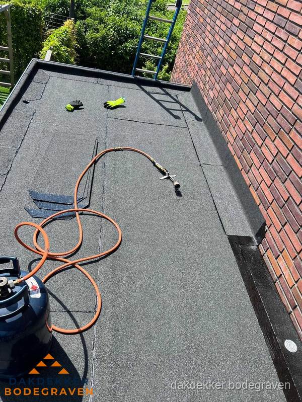 Plat dak met bitumen en brandgereedschap van dakdekkersbedrijf in Bodegraven Plat dak met bitumen en brandgereedschap van dakdekkersbedrijf in Bodegraven