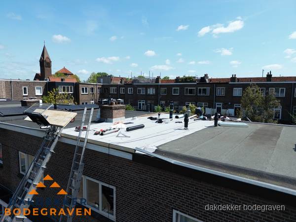 Dakdekkers aan het werk op plat dak in Bodegraven Dakdekkers aan het werk op plat dak in Bodegraven
