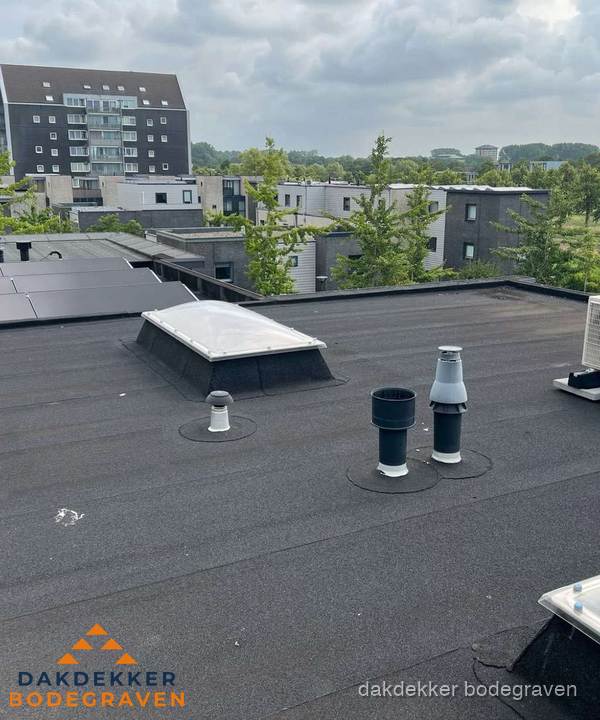 Groot plat dak met lichtkoepel en dakdoorvoeren in Bodegraven Groot plat dak met lichtkoepel en dakdoorvoeren in Bodegraven